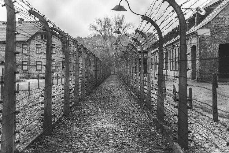 Χωράει η φιλοσοφία σε στρατόπεδα συγκέντρωσης;